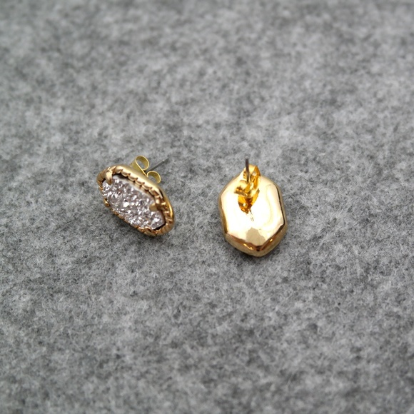 ๐ค โข last pair โข Etched Stud Earrings - Picture 2 of 3